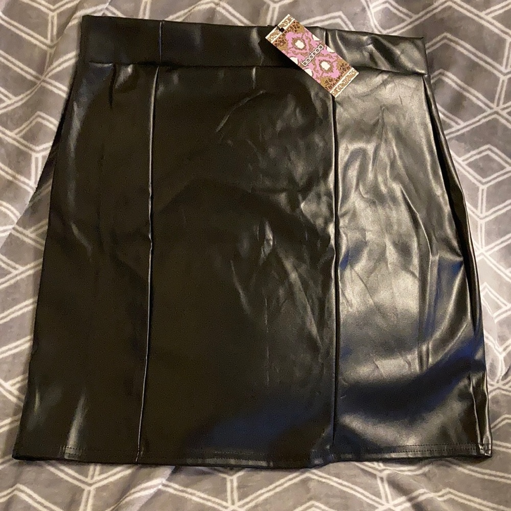 NWT Boohoo boutique black Faux Leather skirt 🖤
